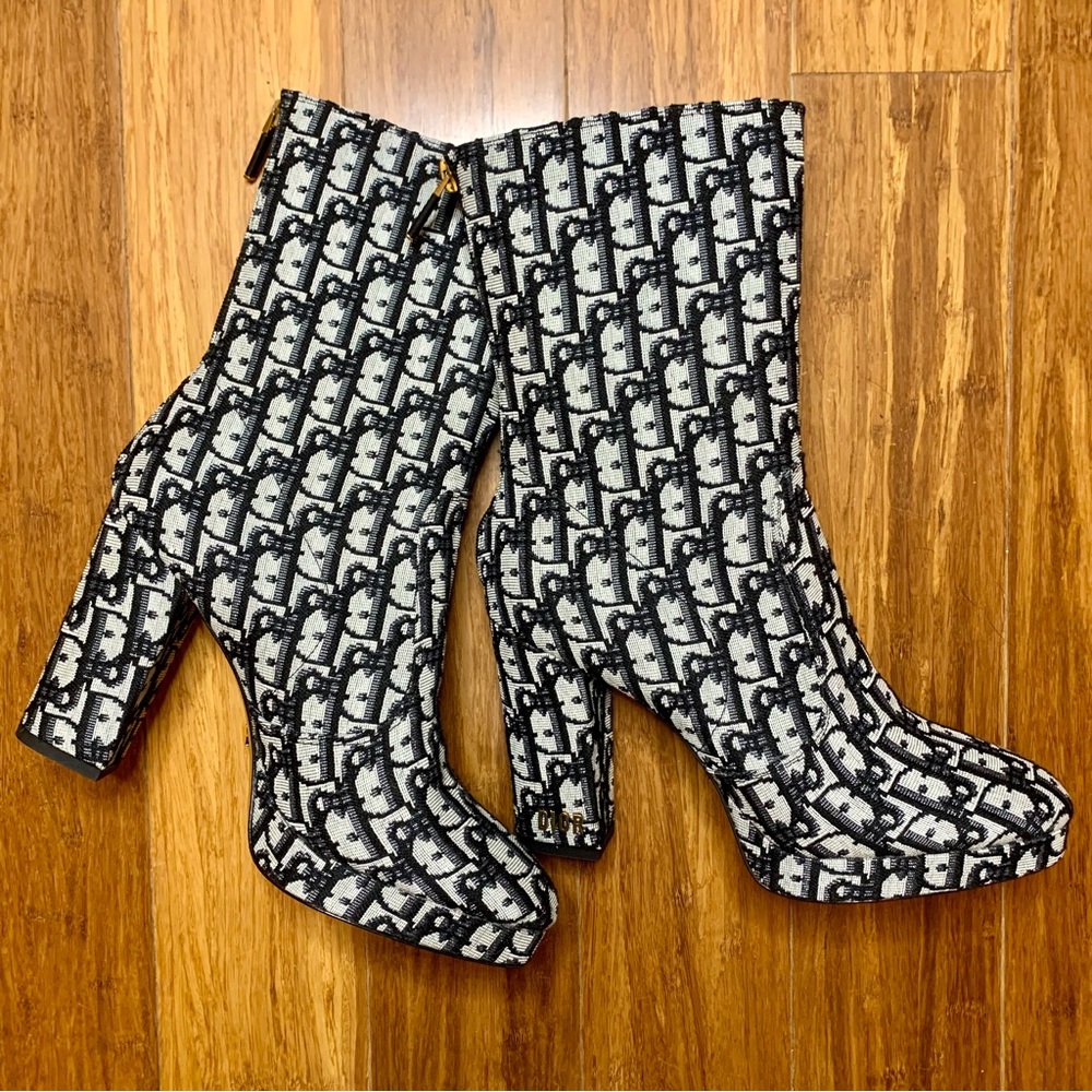 NWB Di0R (Inspired) Heeled Logo Booties *Size 40/8.5